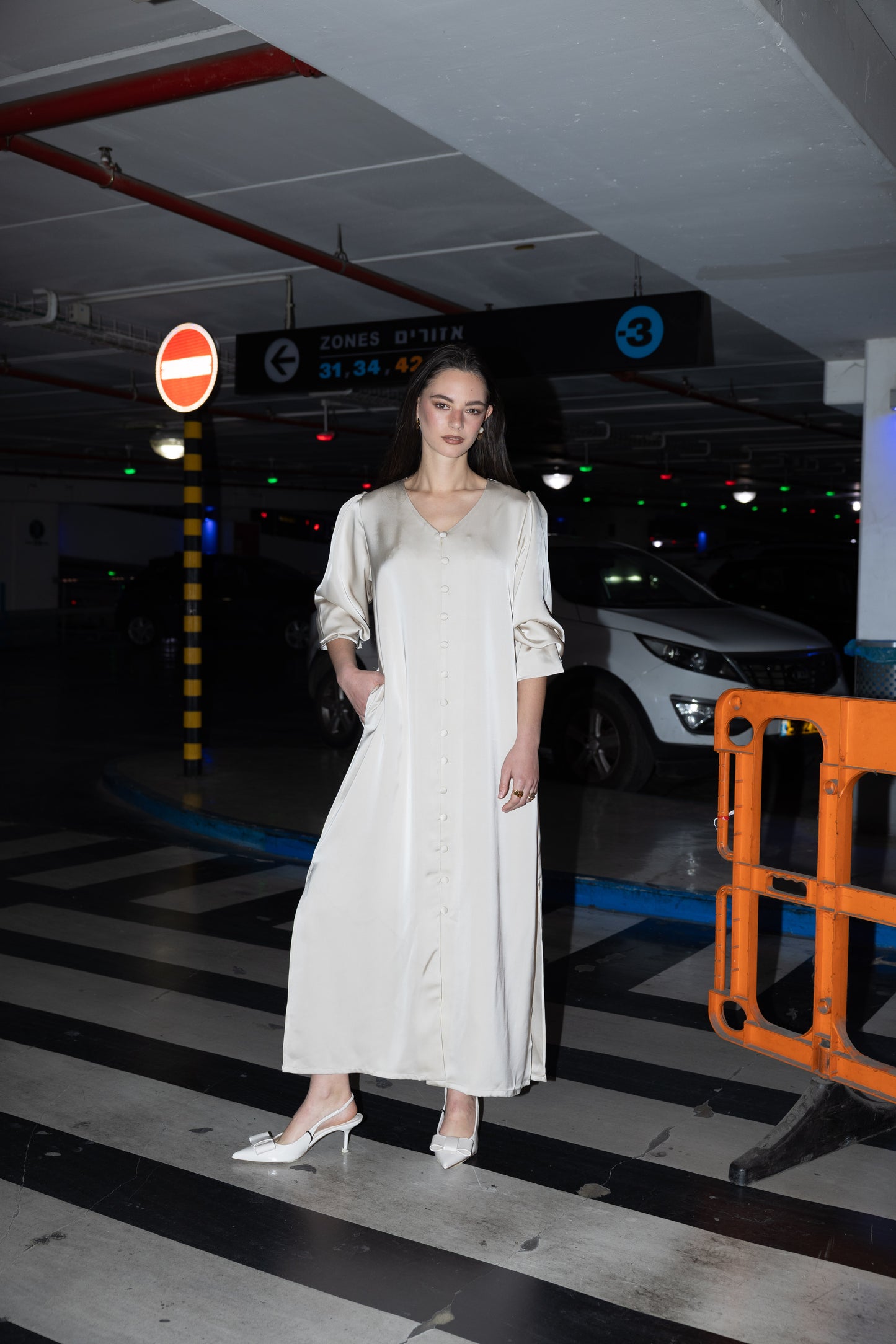 שמלת אקסיס סאטן אבן