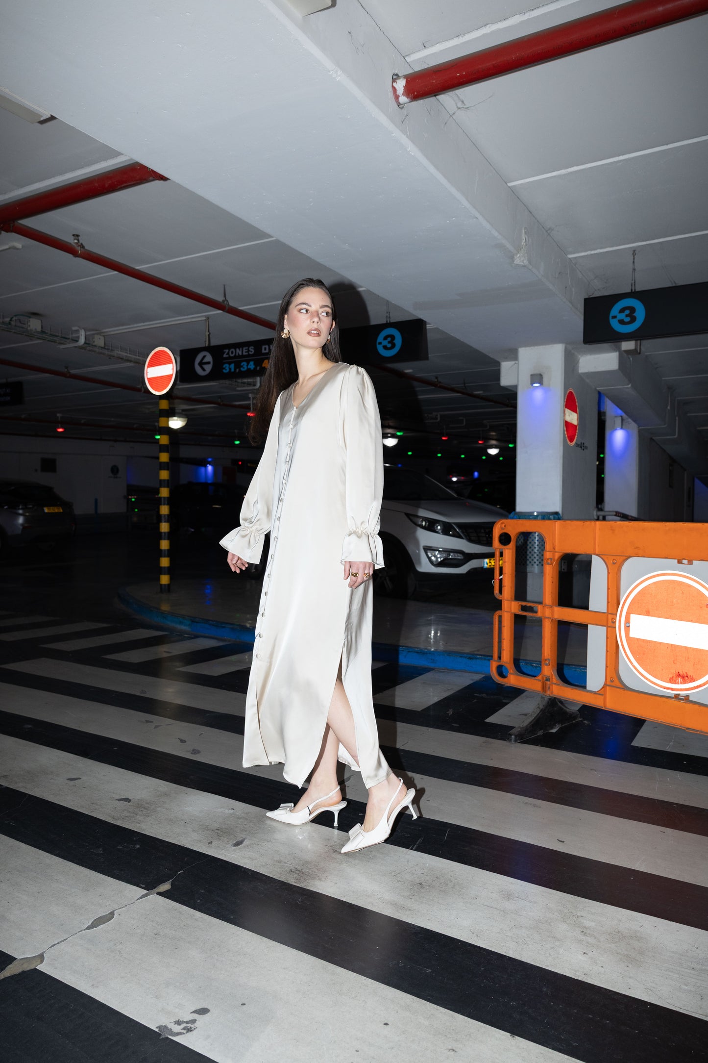 שמלת אקסיס סאטן אבן